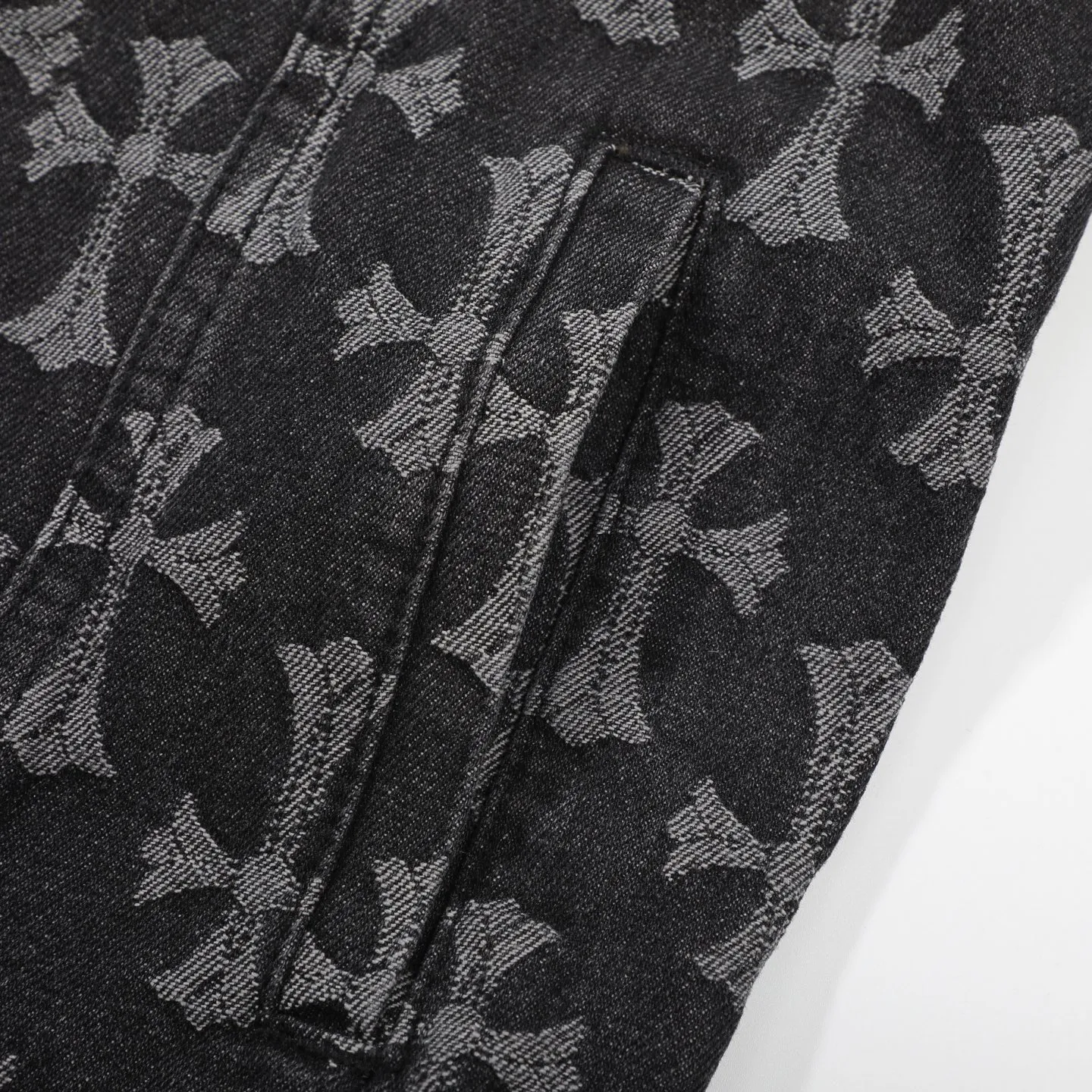 P260 [Black] Chrome Hearts double-sided heavy denim jacket with LOGO jacquard and dark flowers printed all over. The same style as the Internet celebrity star. The cross-printed denim jacket has a unique cross design element and all-over printing, which is full of design. It is made of 100% denim cotton fabric with heavy coarse yarn count, which ensures a stiff and tough silhouette while being soft, comfortable and breathable. The lapel is designed with silver buttons and is full of texture. The classic white cross logo is all over the dress, making it a perfect versatile style for spring and summer! Customized jacquard fabric, you can wear it in various styles. This gender-neutral shirt is a must-have for nightclubs. It can be worn as a jacket for both men and women. It can be easily worn by both men and women! The original loose version is made of high-quality pure cotton fabrics. The fabric pattern is high-definition and delicate without burrs. It is comfortable and breathable to wear. All the buttons are molded and customized. It is casual and fashionable and can be matched with any bottoms. It can be windproof and sunproof in spring and summer. It can be worn outside in autumn and winter! Easily concave shape makes you look slimmer and taller, perfect for both men and women! Style number: Color: Black Size: S M L XL
